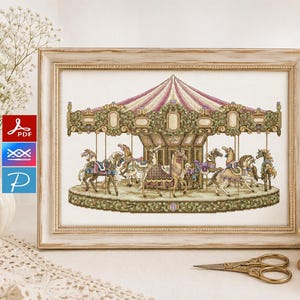 Peut inclure: Un modèle de point de croix encadré représentant un carrousel avec plusieurs chevaux sous un auvent rayé. Le motif présente des détails dorés et verts ornés sur la structure. Le cadre est en bois clair et l'image inclut des icônes PDF, point et P.