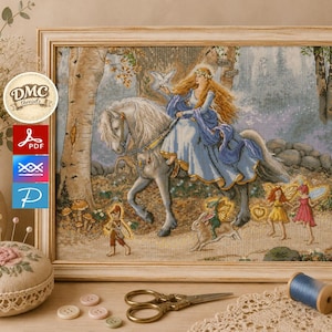 Puede incluir: Un bordado en punto de cruz enmarcado que representa a una persona de pelo largo montando un caballo blanco en un bosque, acompañada de pequeñas figuras aladas y un conejo. La escena incluye árboles, setas y un pájaro. El marco es de madera clara.