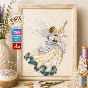 Puede incluir: Un bordado en punto de cruz enmarcado que representa a un ángel con grandes alas blancas, vestido con una túnica fluida blanca y azul adornada con estrellas y lunas crecientes doradas. El ángel extiende la mano hacia un orbe brillante.