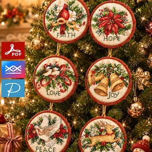 Puede incluir: Seis adornos circulares de punto de cruz colgados en un árbol de Navidad. Cada uno presenta un motivo festivo: un cardenal con 'FAITH', una flor de Pascua con 'HOPE', dos pájaros con 'LOVE', campanas doradas con 'JOY', una paloma blanca con 'PEACE' y un ciervo con 'NOEL'.