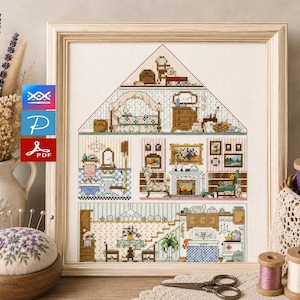 Könnte beinhalten: Ein gerahmtes Kreuzstichmuster zeigt ein detailliertes Puppenhaus-Interieur mit mehreren Räumen. Das Design umfasst ein Schlafzimmer, ein Badezimmer, ein Wohnzimmer mit Kamin und eine Küche. Die Farbpalette umfasst sanfte Pastelltöne und Erdtöne mit floralen und gemusterten Tapeten.