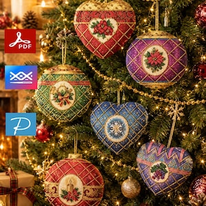 Puede incluir: Seis adornos navideños decorativos con intrincados patrones de punto de cruz en formas de corazón y esfera. Los diseños incluyen flores de pascua, una vela y un copo de nieve, acentuados con detalles de rejilla dorada y lazos para colgar.