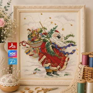 Puede incluir: Un bordado en punto de cruz enmarcado que representa a Santa Claus cargando un gran saco lleno de juguetes y un pequeño árbol de Navidad. El diseño presenta un intrincado trabajo de hilo en rojo, verde y dorado sobre un fondo de tela clara en un marco decorativo color hueso.