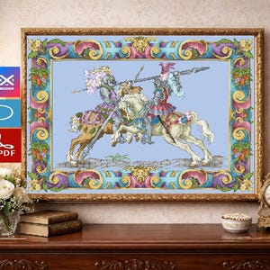 Può includere: Un'opera d'arte incorniciata raffigura due cavalieri che si sfidano in una giostra a cavallo, su uno sfondo azzurro. L'opera è incorniciata in una cornice dorata ornata con elementi decorativi. L'immagine è un motivo a punto croce.