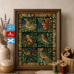Könnte beinhalten: Gerahmtes Kreuzstich-Kunstwerk mit sechs Tieren: einem Hasen, einem Eichhörnchen, einem Affen, einem Vogel, einem Fasan und einem Hund. Die Tiere sind vor einem dunkelgrünen Hintergrund mit floralen Bordüren angeordnet. Der Rahmen ist dunkelbraun.