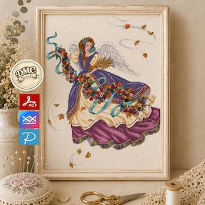 Pode incluir: Um padrão de ponto cruz emoldurado apresentando um anjo com asas brancas, vestindo um traje roxo e creme, segurando uma longa guirlanda de flores coloridas e fitas, com folhas de outono, o logotipo DMC e ícones PDF visíveis.