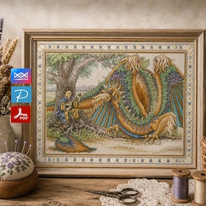 Op de afbeelding: Een ingelijste kruissteekafbeelding van een draak en een muzikant in een fantasie-scène. Het kunstwerk zit in een houten lijst. De afbeelding bevat een vaas met lavendel, een speldenkussen en naai-accessoires.