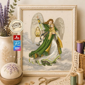 Puede incluir: Un patrón de punto de cruz en un marco claro que representa a un ángel con grandes alas vestido con una túnica verde y blanca, sosteniendo a un niño pequeño y una linterna. La imagen incluye iconos de hilos DMC, PDF y un diseño de bordado.