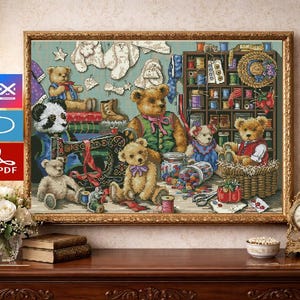 Puede incluir: Un patrón de punto de cruz enmarcado que presenta una colección de osos de peluche en una sala de costura. La escena incluye una máquina de coser antigua, carretes de hilo en estantes, frascos de botones y varios retazos de tela coloridos.