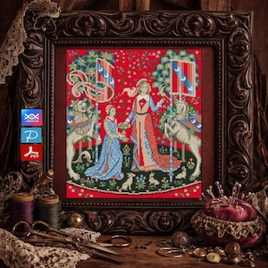 Puede incluir: Obra de arte de punto de cruz enmarcada que representa una escena medieval con figuras, unicornios y banderas sobre un fondo rojo. La obra de arte está en un marco de madera oscuro y ornamentado. La escena incluye una mujer con un vestido rojo y una mujer con un vestido azul.