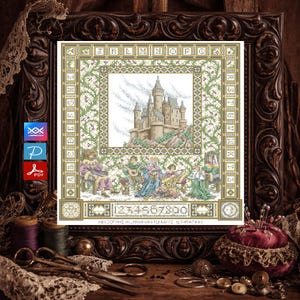 Puede incluir: Un patrón de punto de cruz que presenta un castillo central sobre una colina, rodeado por un borde de letras de la A a la Z y números del 0 al 9. El diseño incluye figuras con ropa de época tocando instrumentos, con motivos de sol y luna.