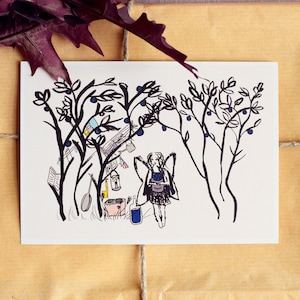 4 eco A6 Karten / Postkarten – Fee und Heidelbeeren – Handgezeichnete Märchen-Illustration mit einer Fee und kleiner Gartenküche