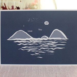 4 cartões / postais Eco A6 – Eu Te Amo – Desenho de amor romântico com mar e montanhas. Ilustração desenhada à mão