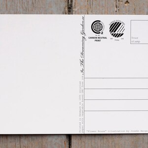 Puede incluir: Una postal blanca con texto negro y un logotipo en blanco y negro. El texto dice "Impreso en Dinamarca en papel 100% reciclado con tinta vegetal In The Dreaming Gardens", "Impresi&oacute;n neutra en carbono", "Nordic Ecolabel", "Flower House" ilustraci&oacute;n de Josefin Berger", y "Tu sello".