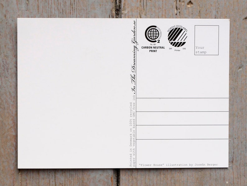 Puede incluir: Una postal blanca con texto negro y un logotipo en blanco y negro. El texto dice "Impreso en Dinamarca en papel 100% reciclado con tinta vegetal In The Dreaming Gardens", "Impresi&oacute;n neutra en carbono", "Nordic Ecolabel", "Flower House" ilustraci&oacute;n de Josefin Berger", y "Tu sello".