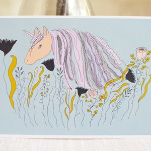 4 eco A6 Karten / Postkarten – Unicorn – Handgezeichnete Illustration mit einem Einhorn inmitten von Blumen. Der Liebling der Kinder. Im Träumenden Garten