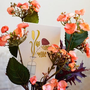 4 biglietti/cartoline ecologiche A6 – Rosa – Illustrazione disegnata a mano. Fiori in un vaso. Inchiostro a base vegetale senza OGM, carta riciclata al 100%.