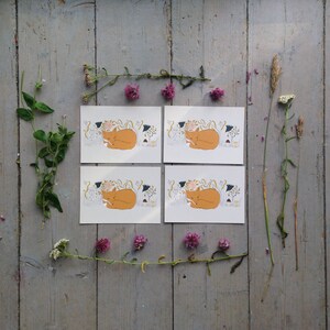 Puede incluir: Cuatro tarjetas ilustradas con un zorro durmiendo en un campo de flores. Cada tarjeta tiene un esquema de color diferente y presenta un zorro con una pose diferente.