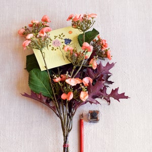 4 eco A6 Karten / Postkarten – Rosa und Blaue Blume – Handgezeichnete Märchen-Illustration mit Blumenhäuschen und einer Leiter