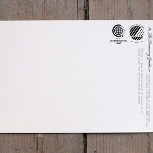 Puede incluir: Una postal blanca con un logotipo en blanco y negro para "Nordic Ecolabel" y el texto "In The Dreaming Garden.se". El texto dice "Impreso en Dinamarca en papel 100% reciclado con tinta vegetal sin OGM "Antes de que fuera, estaba so&ntilde;ando" ilustraci&oacute;n de Josefin Berger para EP con Dreaming Garden."