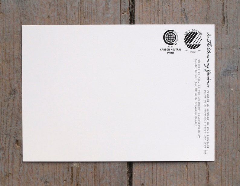 Puede incluir: Una postal blanca con un logotipo en blanco y negro para "Nordic Ecolabel" y el texto "In The Dreaming Garden.se". El texto dice "Impreso en Dinamarca en papel 100% reciclado con tinta vegetal sin OGM "Antes de que fuera, estaba so&ntilde;ando" ilustraci&oacute;n de Josefin Berger para EP con Dreaming Garden."