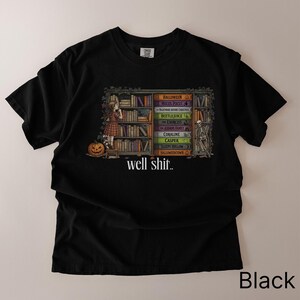 Komfortfärger Halloween-filmskjorta, Well Shit-t-shirt, vintage VHS-skräckfilmshyll-t-shirt, rolig läskig tjejoutfit