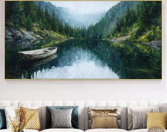 Quadro con sereno riflesso di una barca sul lago, paesaggio astratto di montagna e foresta, pini verdi su tela, arredamento rustico per la casa in stile baita.