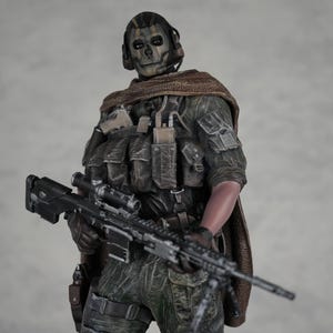 Könnte beinhalten: Detaillierte Figur eines Soldaten in taktischer Ausrüstung, einschließlich eines Helms mit Totenkopfdesign, eines Schals und einer Kampfuniform. Die Figur hält ein schwarzes Scharfschützengewehr mit Zielfernrohr. Die Farbpalette besteht hauptsächlich aus gedämpften Grün-, Braun- und Schwarztönen.