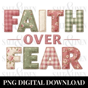 Könnte beinhalten: Digitales Design mit dem Schriftzug "FAITH OVER FEAR" in Patchwork-Buchstaben. Die Buchstaben verwenden verschiedene Muster, darunter Blumen-, Vichy- und unifarbene Stoffe in Rosa, Grün und Creme. Die Wörter sind mit einem Kontrastfaden genäht, mit dem Text "PNG DIGITAL DOWNLOAD".