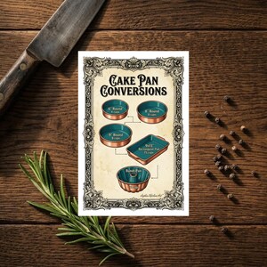 Pode incluir: Um gráfico em estilo vintage intitulado "Cake Pan Conversions" exibe ilustrações de várias formas de bolo com suas medidas em xícaras correspondentes. Uma faca grande, um raminho de alecrim e grãos de pimenta são dispostos em uma superfície de madeira.