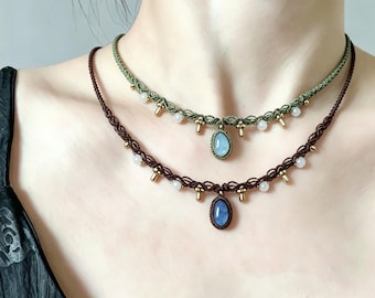 Gargantilla de macramé verde con labradorita, collar de encaje bohemio con detalles de latón y piedra lunar, joyería estilo bruja cottagecore.
