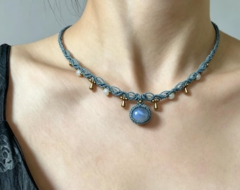 Unikt halsband med månstensmakramé, handgjort halsband i blått snöre och små mässingspärlor i boho-stil