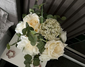 Arreglos florales (artificiales) con jarrón