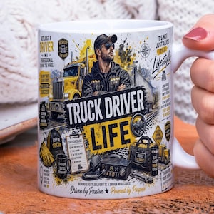 Op de afbeelding: Witte keramische mok met een rondom ontwerp met een vrachtwagenchauffeursthema. Het ontwerp bevat een gele vrachtwagen, een man met een zonnebril en de woorden "Truck Driver Life". Extra tekst en afbeeldingen maken het ontwerp compleet.