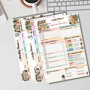 Peut inclure: Une feuille de planning quotidien avec des sections pour les priorités, l'horaire, les rendez-vous, les pauses et le bilan de fin de journée. Le design présente des cases pastel, des illustrations de livres, de plantes et de café avec du texte.