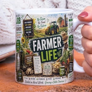 Può includere: Tazza in ceramica bianca con un design avvolgente con le parole "Farmer Life" in verde e bianco. Il design include un trattore, una scena di fattoria e varie grafiche e testi relativi all'agricoltura. La tazza ha un manico bianco.