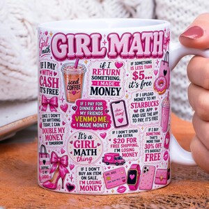 Può includere: Una tazza in ceramica bianca con testo e grafiche rosa e il titolo GIRL MATH. Il design include illustrazioni di caffè freddo, borse per lo shopping, tacchi alti, una carta di credito, uno smartwatch e varie frasi sul denaro.