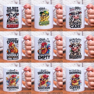 Op de afbeelding: Witte keramische mokken met humoristische cartoonontwerpen. E&eacute;n mok toont een koe met de tekst "DO NOT DISTURB! I'm disturbed enough ALREADY." Een andere mok heeft een haan met "Good MORNING MORNING Cluckers."