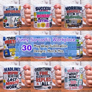 Pode incluir: Uma coleção de canecas de cerâmica branca com vários designs gráficos coloridos e textos humorísticos sobre o local de trabalho, incluindo frases como I'm Fluent in Corporate Buzzwords, Success is Just Surviving Monday e Deadlines Inspire My Best.