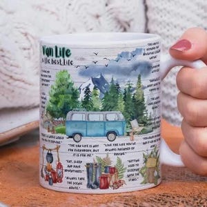 Peut inclure: Un mug en céramique blanche orné d'une illustration aquarelle représentant un van bleu, des pins verts et un feu de camp. Le texte indique Van Life is the best life, accompagné de diverses citations inspirantes sur le voyage et l'aventure.