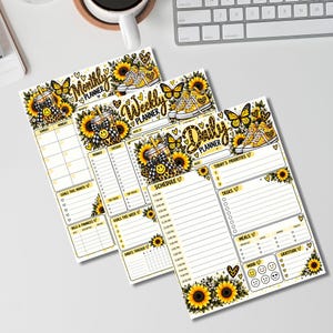 Puede incluir: Tres hojas de planificador impresas tituladas Monthly Planner, Weekly Planner y Daily Planner. Los diseños presentan girasoles amarillos, mariposas, zapatillas con estampado de leopardo y tazas con caritas felices y lazos de cuadros.