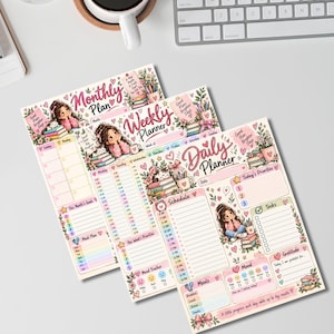 Könnte beinhalten: Drei Papierplaner mit der Aufschrift Monthly Plan, Weekly Planner und Daily Planner. Jedes Blatt zeigt pastellfarbene Illustrationen einer Figur mit Büchern, Katzen und Blumen sowie Abschnitte für Zeitpläne, Aufgaben, Ziele, Mahlzeiten und Stimmungstracking.
