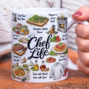 Könnte beinhalten: Weiße Keramiktasse mit der Aufschrift "Chef Life" und verschiedenen kulinarischen Illustrationen. Die Tasse zeigt Bilder von Gewürzen, Gemüse, einer Kochjacke und Kochutensilien. Die Tasse wird von einer Person gehalten.