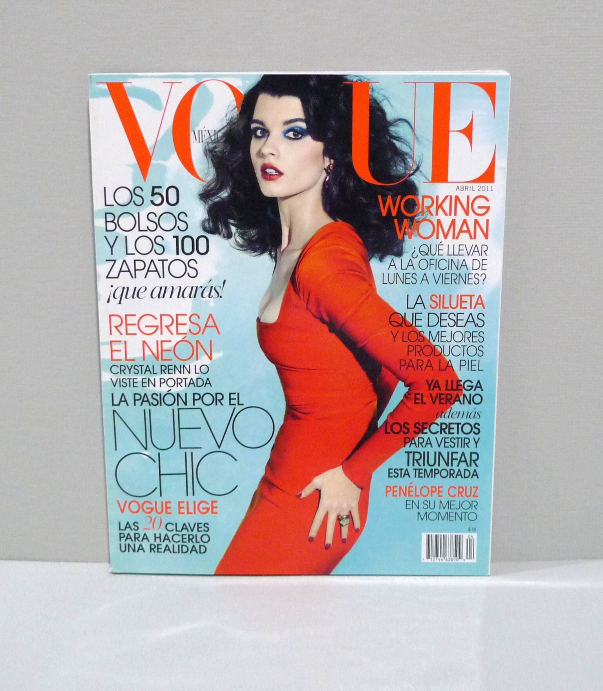 女性情報誌 Vogue Mexico Magazine April 2022 Angelina-Kendall-by-Inez0and-