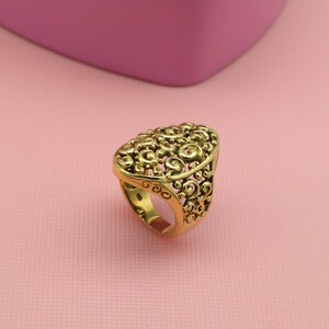 Anillo llamativo de filigrana de latón hecho a mano, joyería abovedada con ornamentación bohemia.
