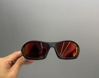 Retro Oakley 00s Monster Dog Sonnenbrille schwarzes Gestell rote Gläser y2k Avantgarde Hype