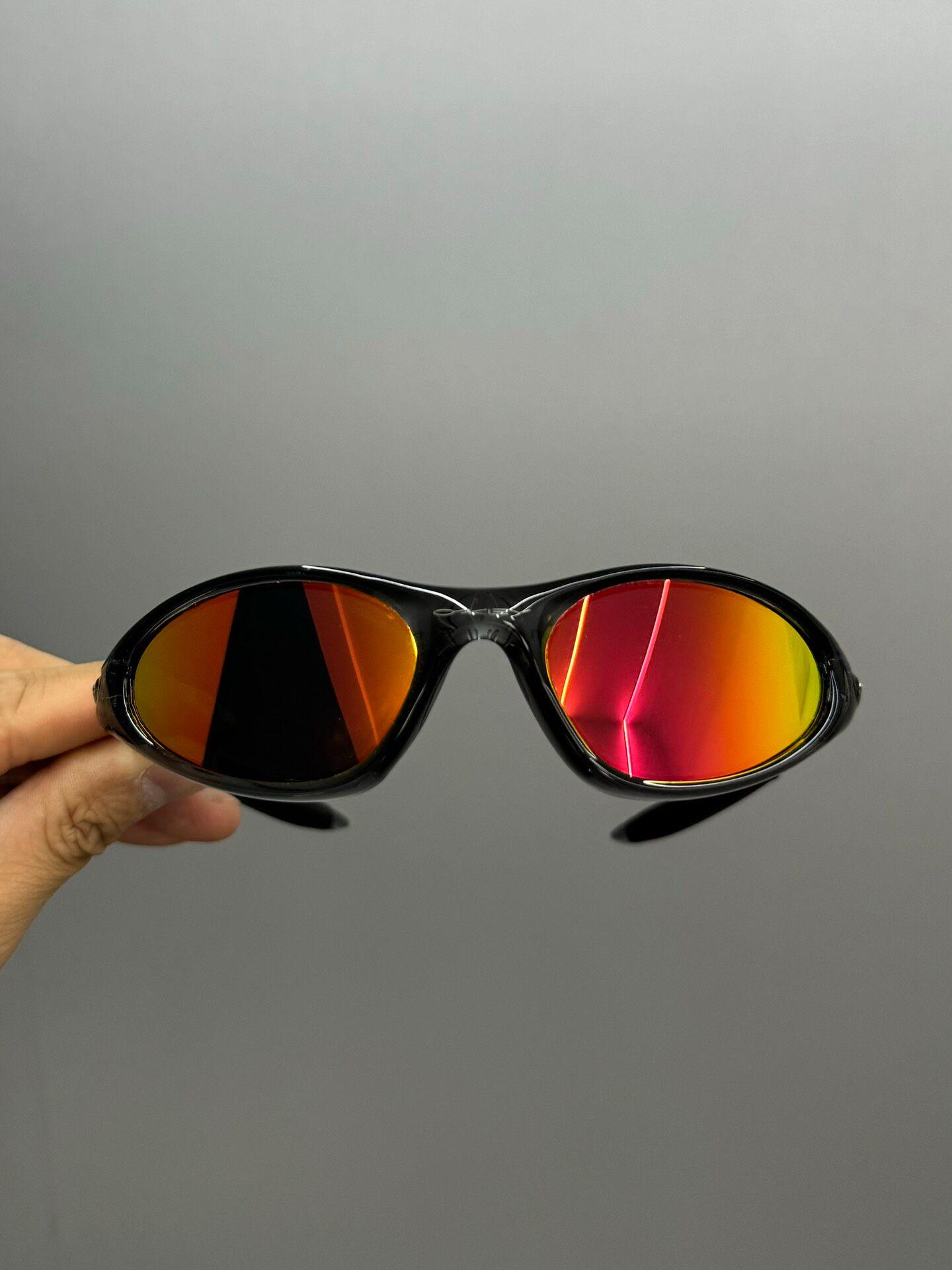 Retro/90s Oakley Minute Gen 1 Sunglasses Clear Gray Frame Red Lens