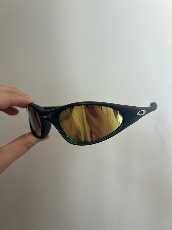 Retro/90s Oakley Minute Gen 1 Sunglasses Black Frame Gold Lens