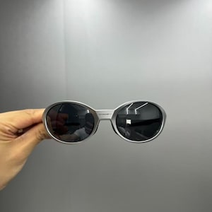 Óculos de sol retrô Oakley Eye Jacket Redux com armação prateada e lentes pretas. imagem 1