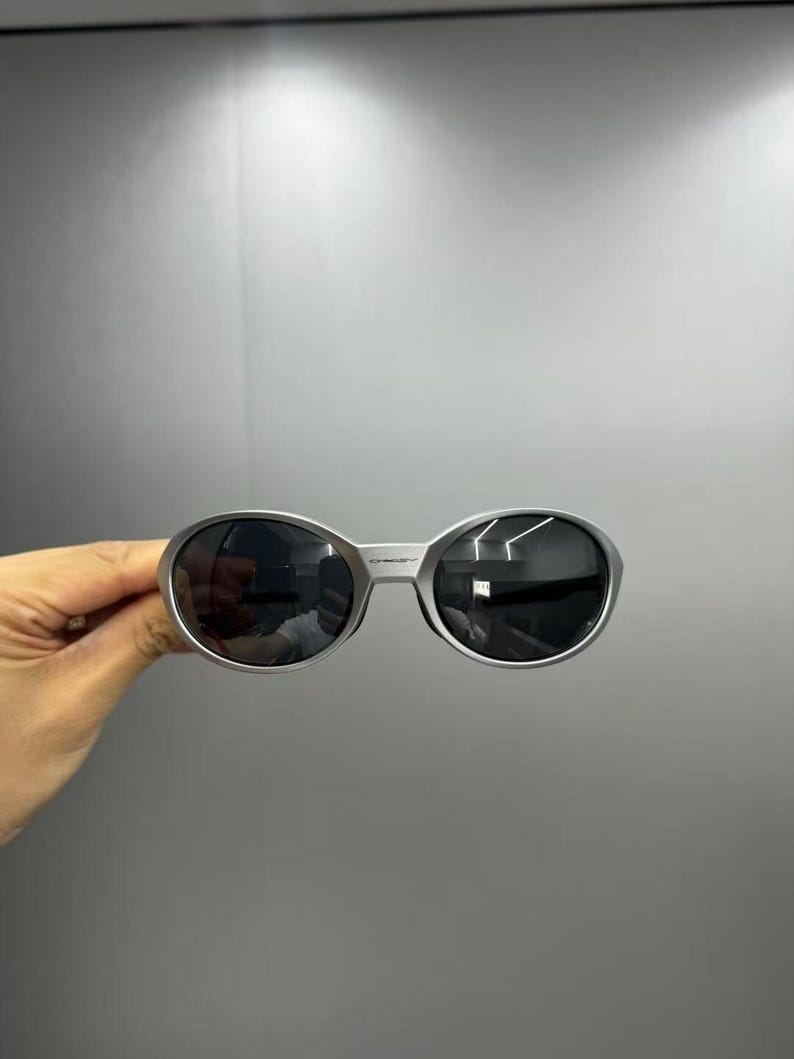 Óculos de sol retrô Oakley Eye Jacket Redux com armação prateada e lentes pretas. imagem 1